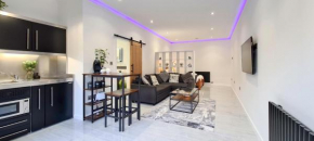 The Studio, Luxury Modern Apartment in The South Hams, Stunning walks on the doorstep, a 20 minute drive to the beautiful sandy beaches, quiet courtyard setting, Shops, Bars and Restaurants a short wa